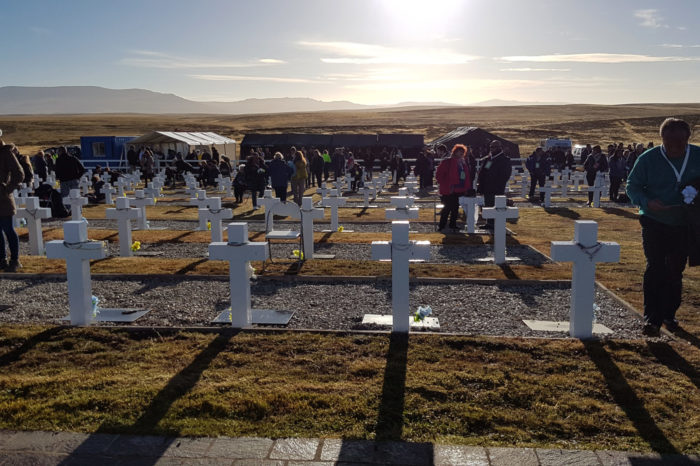 Argentina y el Reino Unido firman un acuerdo para identificar más restos de soldados caídos en Malvinas