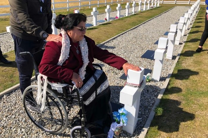 Malvinas: honores para la madre de un soldado argentino que por primera vez visitó la tumba de su hijo