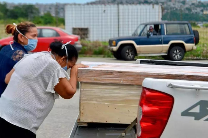 El EAAF recopila y comparte protocolos para el manejo de cuerpos de fallecidos por COVID-19