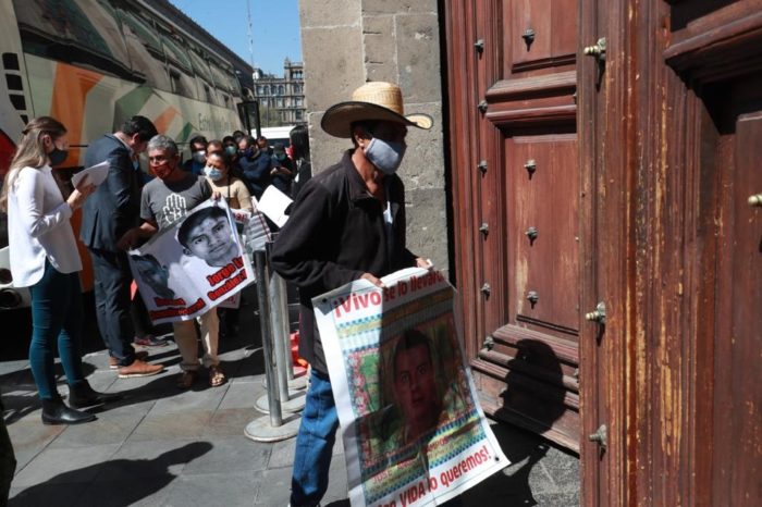 Llegan a Austria 16 restos del caso Ayotzinapa para su análisis