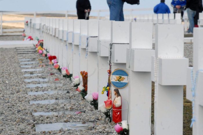 Una tumba en Darwin y la posible fosa en Caleta Trullo: comienza la segunda etapa en la identificación de los soldados de Malvinas