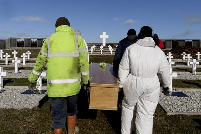 Inhumaron en el cementerio militar de Puerto Darwin los restos de los combatientes argentinos identificados por el CICR con el EAAF