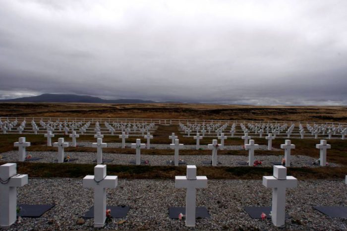 La Cruz Roja identifica los restos de combatientes argentinos de la guerra de Malvinas enterrados en una fosa común