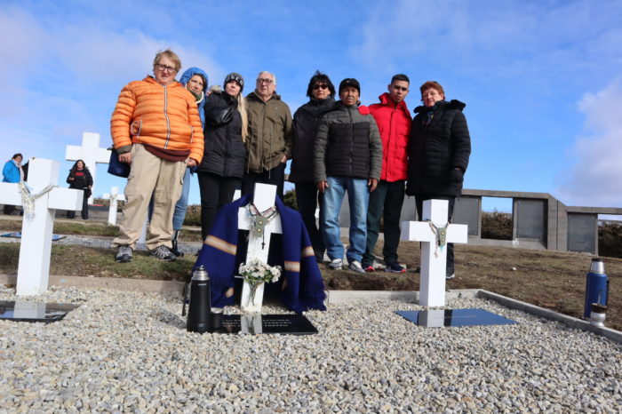 Familiares visitan las tumbas identificadas